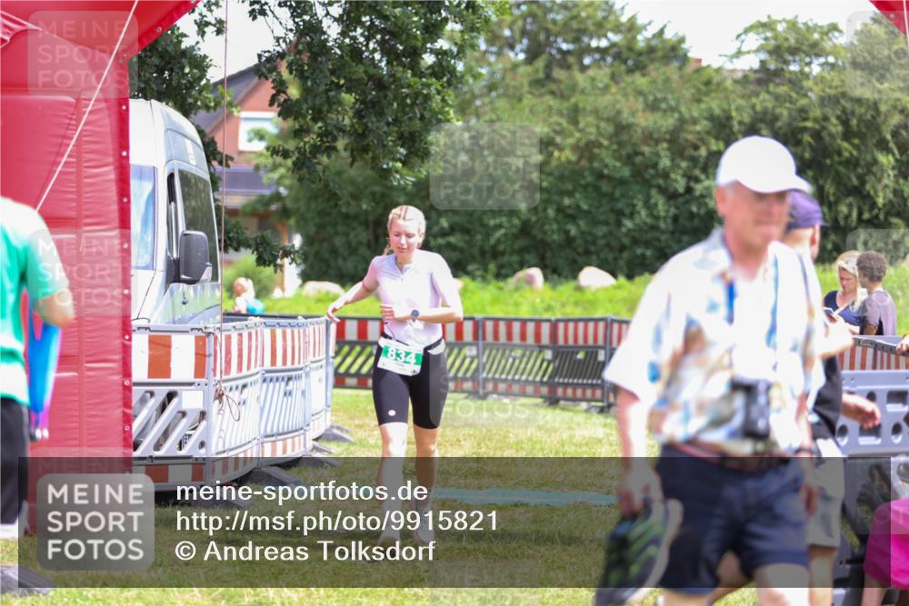 21.06.2026 - 29. Vierlanden-Triathlon Andreas Tolksdorf http://msf.ph/oto/9915821 21.06.2026 14:05:12 Ziel 834, 1030 meine-sportfotos.de
