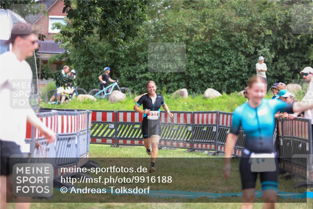 21.06.2026 - 29. Vierlanden-Triathlon Andreas Tolksdorf http://msf.ph/oto/9916188 21.06.2026 14:16:12 Ziel 232 meine-sportfotos.de