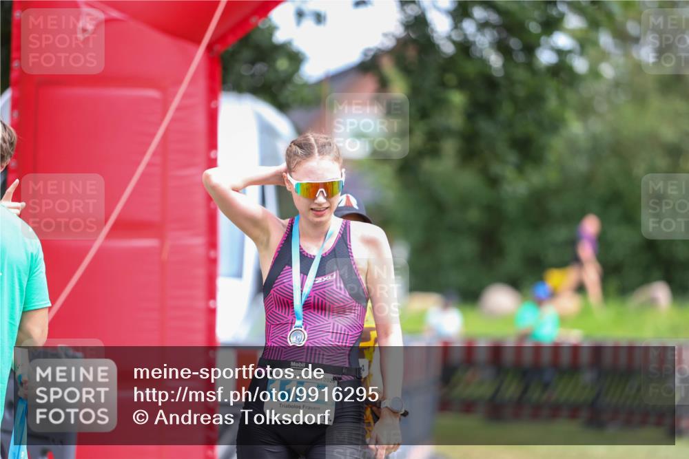 21.06.2026 - 29. Vierlanden-Triathlon Andreas Tolksdorf http://msf.ph/oto/9916295 21.06.2026 14:18:01 Ziel  meine-sportfotos.de