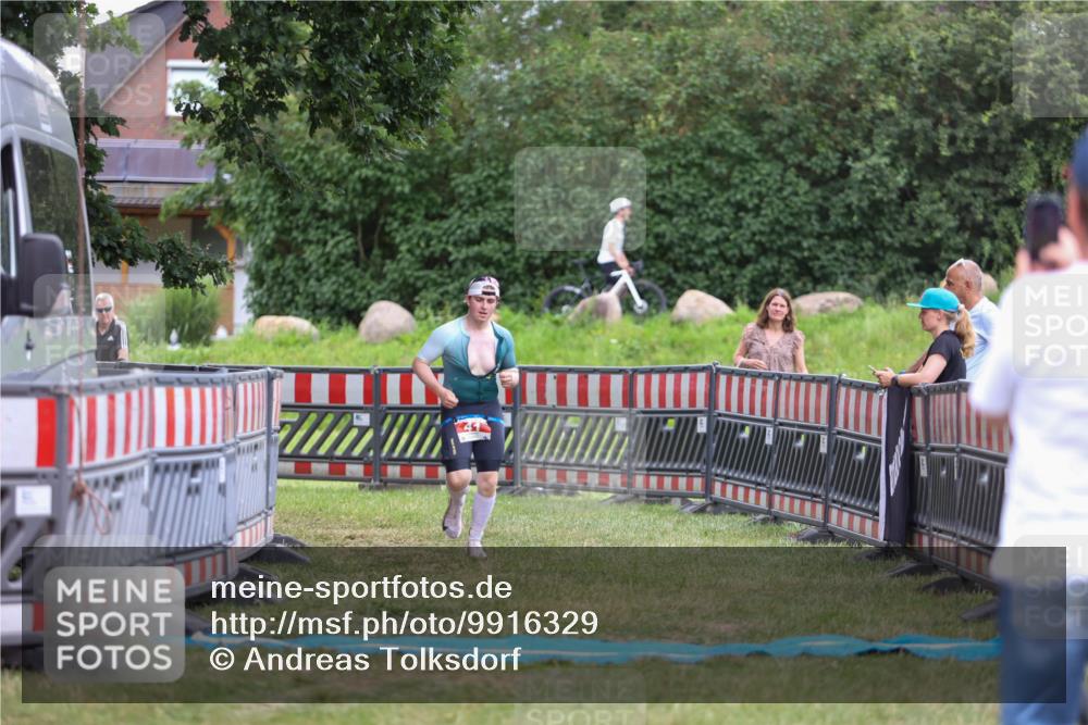 21.06.2026 - 29. Vierlanden-Triathlon Andreas Tolksdorf http://msf.ph/oto/9916329 21.06.2026 14:29:34 Ziel 41 meine-sportfotos.de