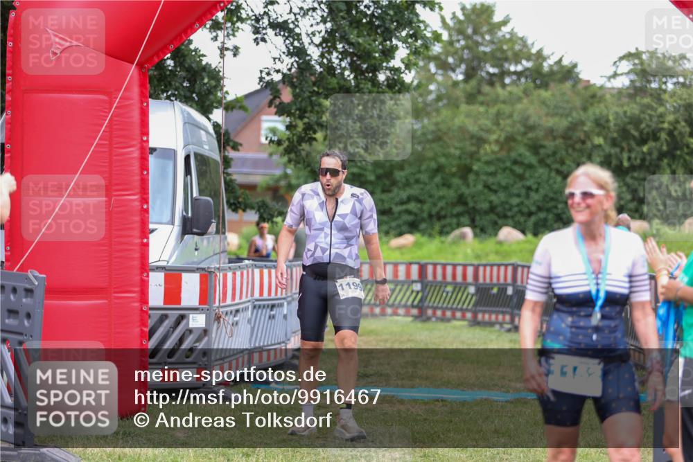 21.06.2026 - 29. Vierlanden-Triathlon Andreas Tolksdorf http://msf.ph/oto/9916467 21.06.2026 14:31:40 Ziel 1125, 1199, 1200 meine-sportfotos.de