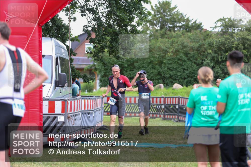 21.06.2026 - 29. Vierlanden-Triathlon Andreas Tolksdorf http://msf.ph/oto/9916517 21.06.2026 14:33:18 Ziel 1193, 1209, 1224 meine-sportfotos.de