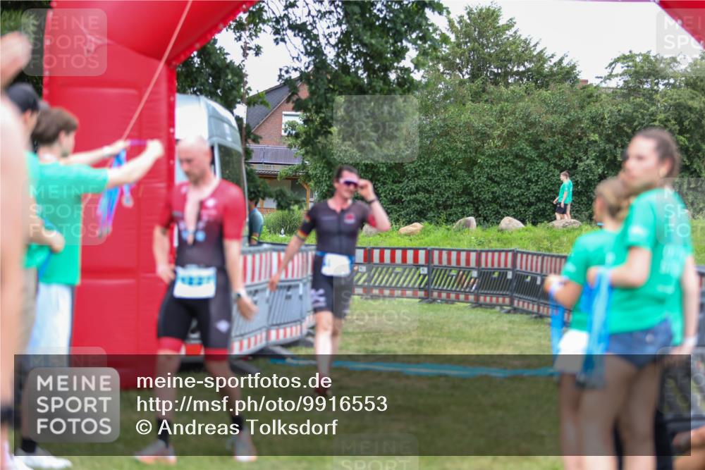 21.06.2026 - 29. Vierlanden-Triathlon Andreas Tolksdorf http://msf.ph/oto/9916553 21.06.2026 14:33:54 Ziel 1095 meine-sportfotos.de