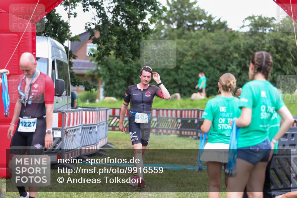 21.06.2026 - 29. Vierlanden-Triathlon Andreas Tolksdorf http://msf.ph/oto/9916559 21.06.2026 14:33:55 Ziel 1095 meine-sportfotos.de