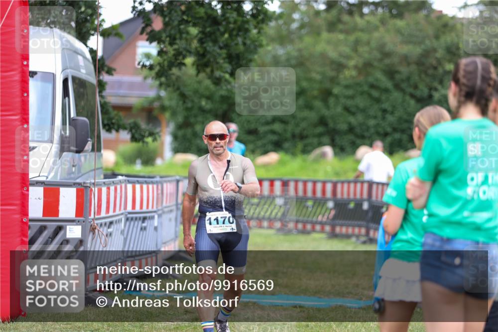 21.06.2026 - 29. Vierlanden-Triathlon Andreas Tolksdorf http://msf.ph/oto/9916569 21.06.2026 14:35:31 Ziel 1170, 1181 meine-sportfotos.de