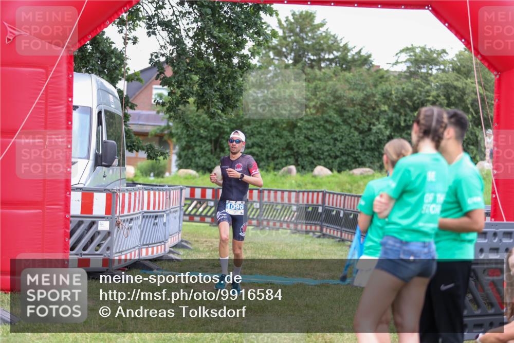 21.06.2026 - 29. Vierlanden-Triathlon Andreas Tolksdorf http://msf.ph/oto/9916584 21.06.2026 14:35:44 Ziel 1096 meine-sportfotos.de