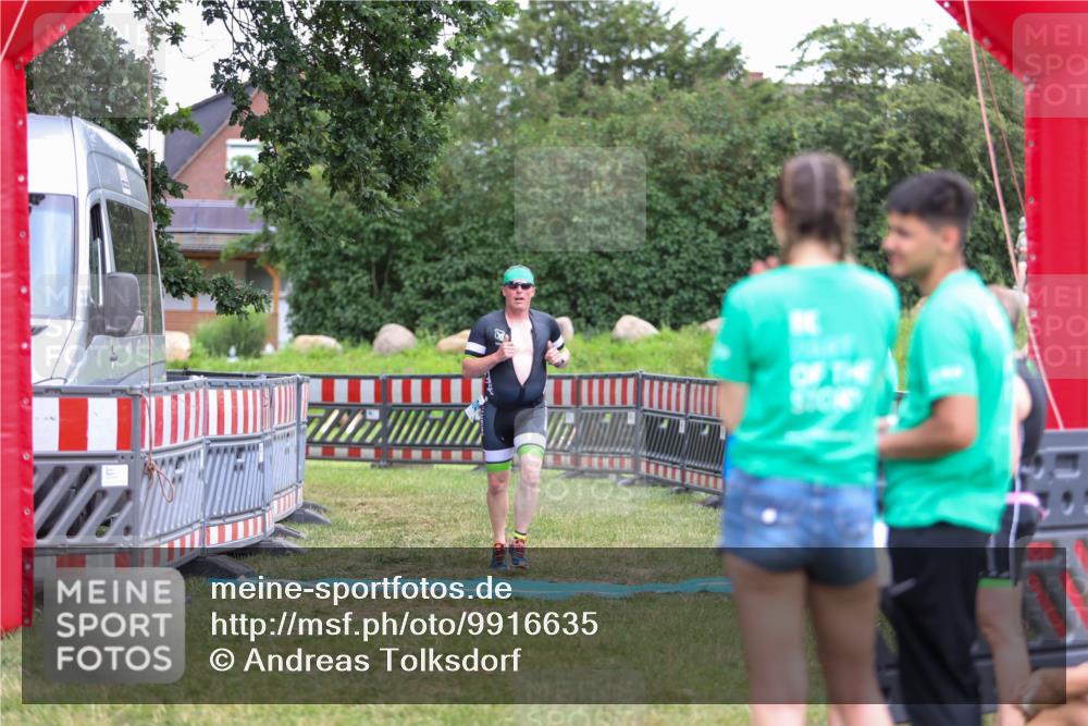 21.06.2026 - 29. Vierlanden-Triathlon Andreas Tolksdorf http://msf.ph/oto/9916635 21.06.2026 14:37:10 Ziel 1174, 1210 meine-sportfotos.de