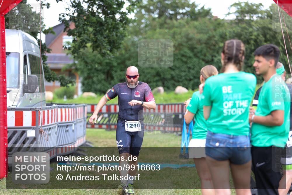 21.06.2026 - 29. Vierlanden-Triathlon Andreas Tolksdorf http://msf.ph/oto/9916663 21.06.2026 14:37:22 Ziel 1210 meine-sportfotos.de
