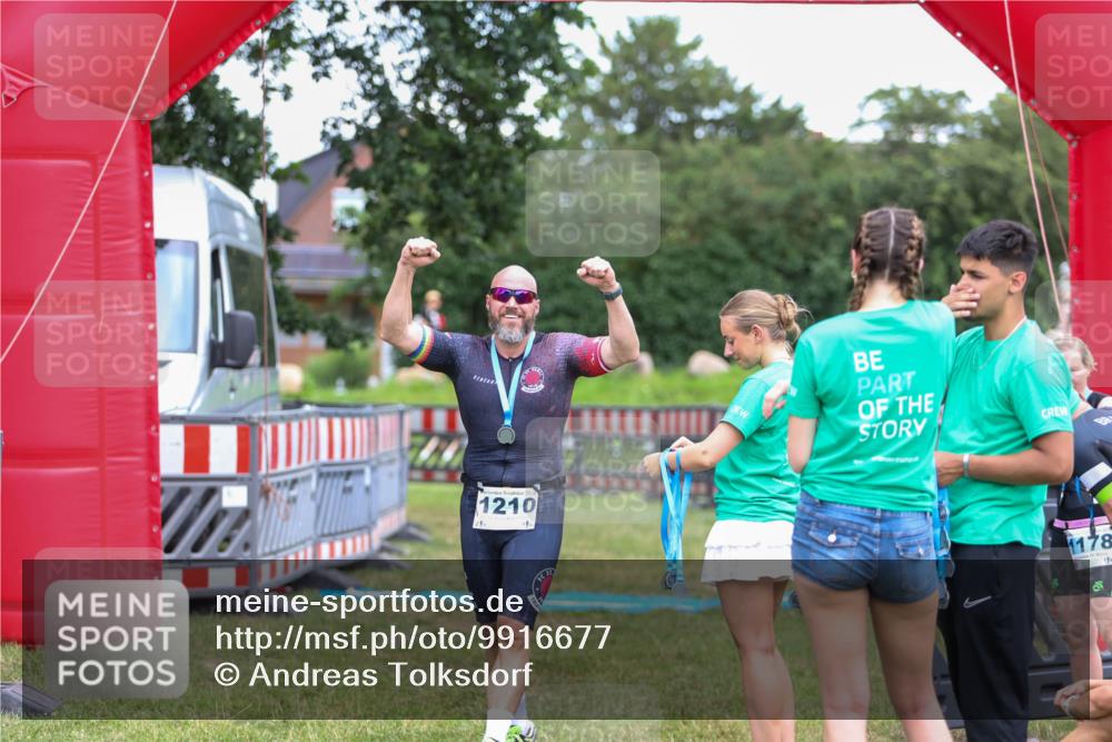 21.06.2026 - 29. Vierlanden-Triathlon Andreas Tolksdorf http://msf.ph/oto/9916677 21.06.2026 14:37:26 Ziel  meine-sportfotos.de