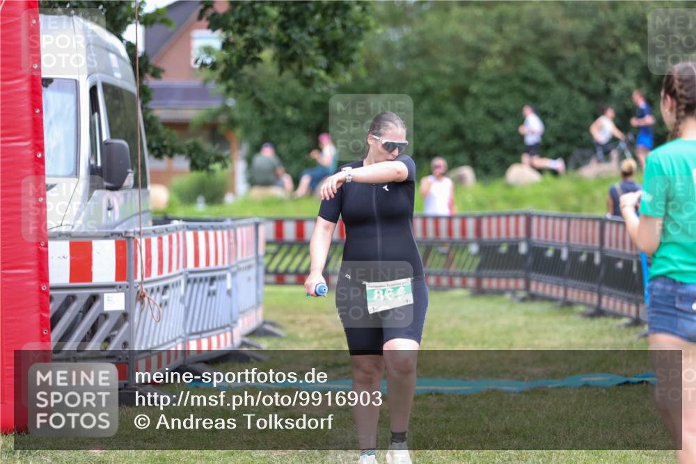 21.06.2026 - 29. Vierlanden-Triathlon Andreas Tolksdorf http://msf.ph/oto/9916903 21.06.2026 14:50:11 Ziel 864 meine-sportfotos.de