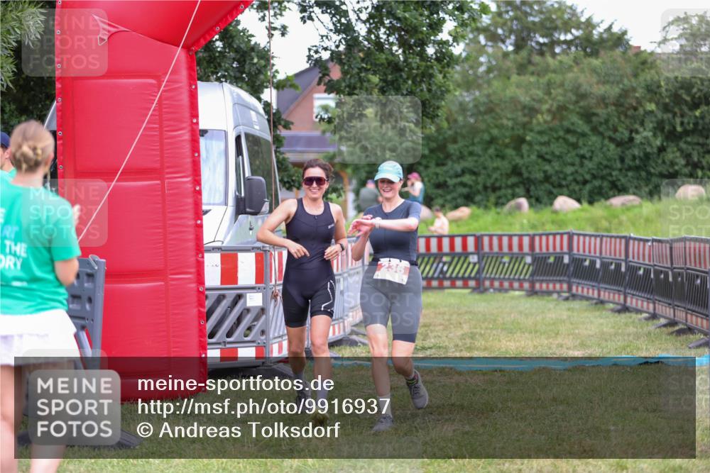 21.06.2026 - 29. Vierlanden-Triathlon Andreas Tolksdorf http://msf.ph/oto/9916937 21.06.2026 14:50:50 Ziel 236 meine-sportfotos.de