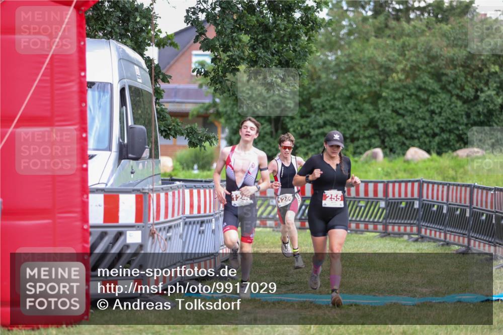 21.06.2026 - 29. Vierlanden-Triathlon Andreas Tolksdorf http://msf.ph/oto/9917029 21.06.2026 15:05:04 Ziel 255, 1245, 1246 meine-sportfotos.de