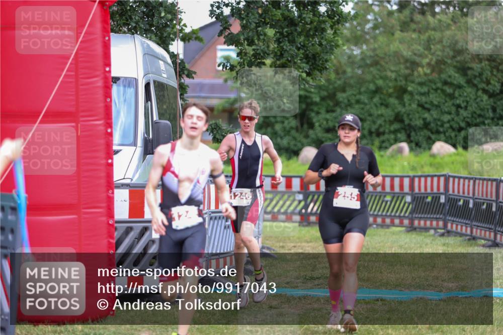 21.06.2026 - 29. Vierlanden-Triathlon Andreas Tolksdorf http://msf.ph/oto/9917043 21.06.2026 15:05:06 Ziel 255, 1245, 1246 meine-sportfotos.de