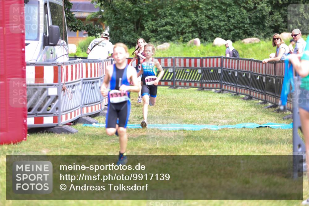 21.06.2026 - 29. Vierlanden-Triathlon Andreas Tolksdorf http://msf.ph/oto/9917139 21.06.2026 15:07:19 Ziel 1296, 1312, 1328 meine-sportfotos.de