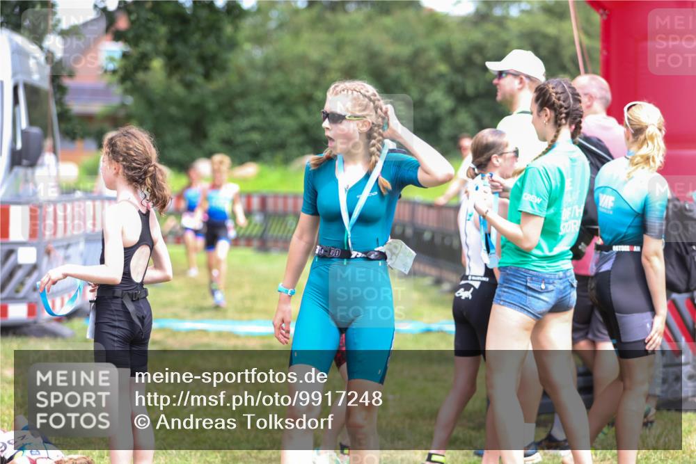 21.06.2026 - 29. Vierlanden-Triathlon Andreas Tolksdorf http://msf.ph/oto/9917248 21.06.2026 15:08:32 Ziel 1300, 1323, 1324 meine-sportfotos.de
