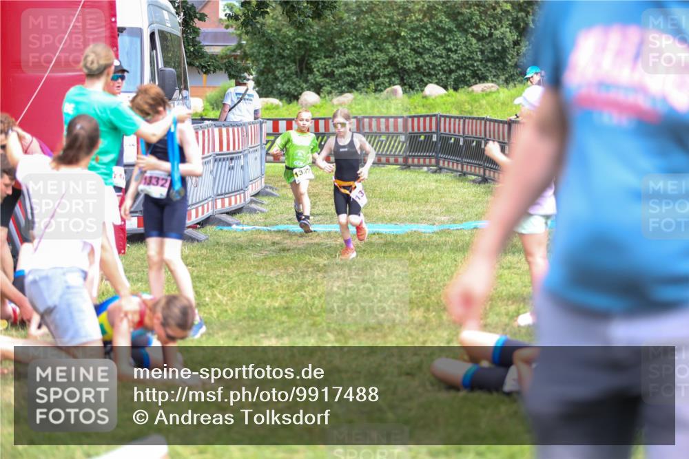 21.06.2026 - 29. Vierlanden-Triathlon Andreas Tolksdorf http://msf.ph/oto/9917488 21.06.2026 15:11:31 Ziel 1275, 1317, 1332 meine-sportfotos.de
