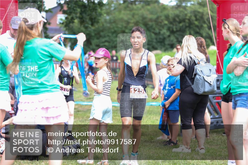 21.06.2026 - 29. Vierlanden-Triathlon Andreas Tolksdorf http://msf.ph/oto/9917587 21.06.2026 15:13:35 Ziel 1261, 1306, 1310 meine-sportfotos.de