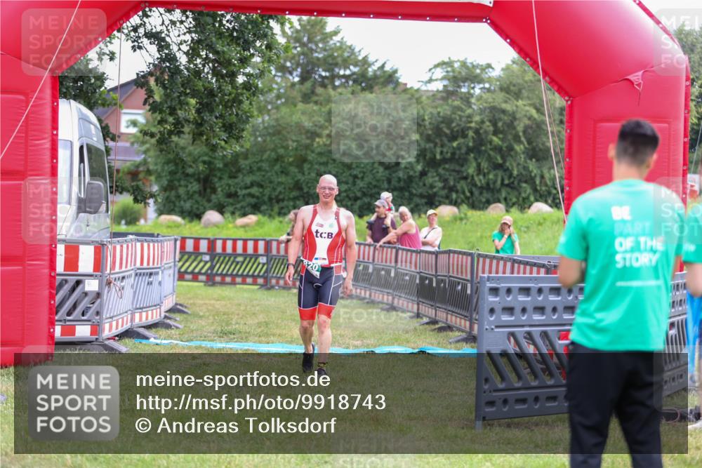 21.06.2026 - 29. Vierlanden-Triathlon Andreas Tolksdorf http://msf.ph/oto/9918743 21.06.2026 12:25:53 Ziel 820 meine-sportfotos.de