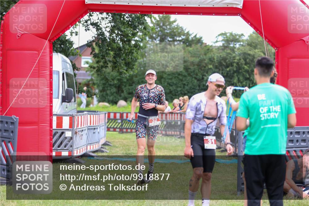 21.06.2026 - 29. Vierlanden-Triathlon Andreas Tolksdorf http://msf.ph/oto/9918877 21.06.2026 12:29:17 Ziel 31, 32 meine-sportfotos.de
