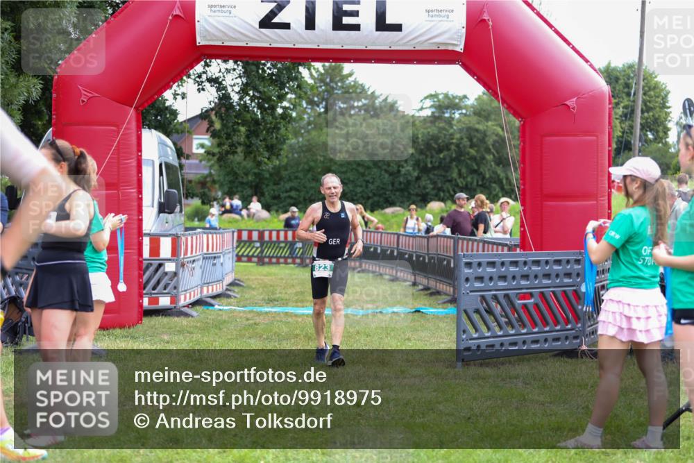 21.06.2026 - 29. Vierlanden-Triathlon Andreas Tolksdorf http://msf.ph/oto/9918975 21.06.2026 12:34:22 Ziel 823 meine-sportfotos.de