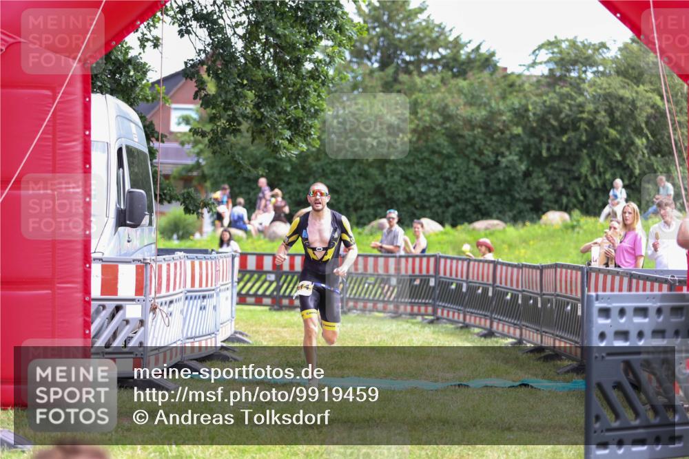 21.06.2026 - 29. Vierlanden-Triathlon Andreas Tolksdorf http://msf.ph/oto/9919459 21.06.2026 12:49:53 Ziel 914 meine-sportfotos.de