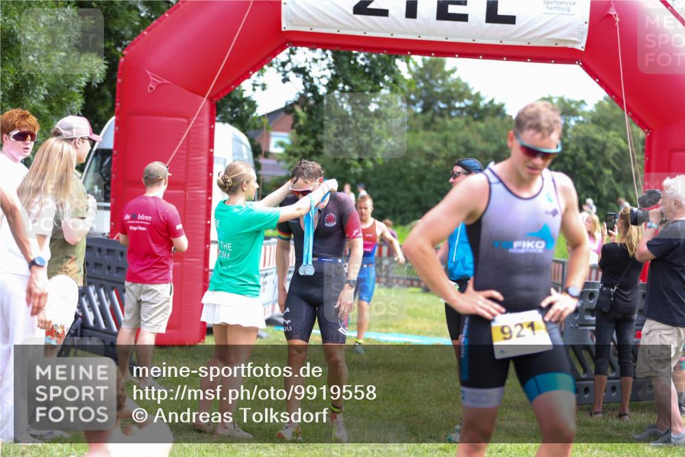 21.06.2026 - 29. Vierlanden-Triathlon Andreas Tolksdorf http://msf.ph/oto/9919558 21.06.2026 12:52:03 Ziel 677, 923, 954, 959, 981 meine-sportfotos.de