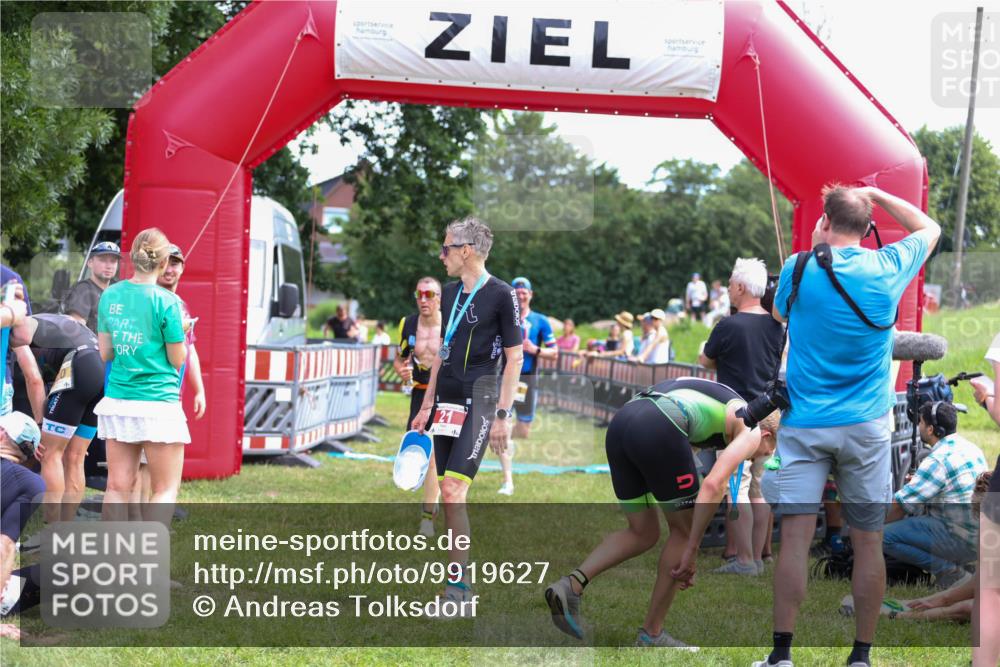 21.06.2026 - 29. Vierlanden-Triathlon Andreas Tolksdorf http://msf.ph/oto/9919627 21.06.2026 12:53:48 Ziel 911, 916, 937, 967, 972 meine-sportfotos.de