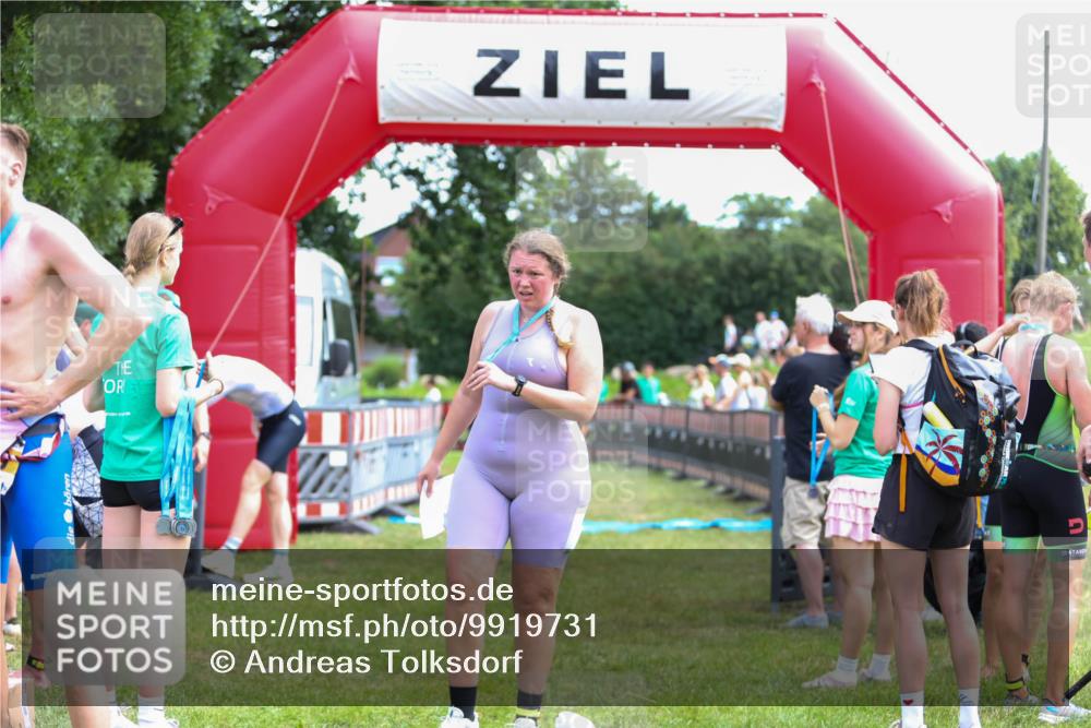 21.06.2026 - 29. Vierlanden-Triathlon Andreas Tolksdorf http://msf.ph/oto/9919731 21.06.2026 12:55:40 Ziel 939, 969 meine-sportfotos.de
