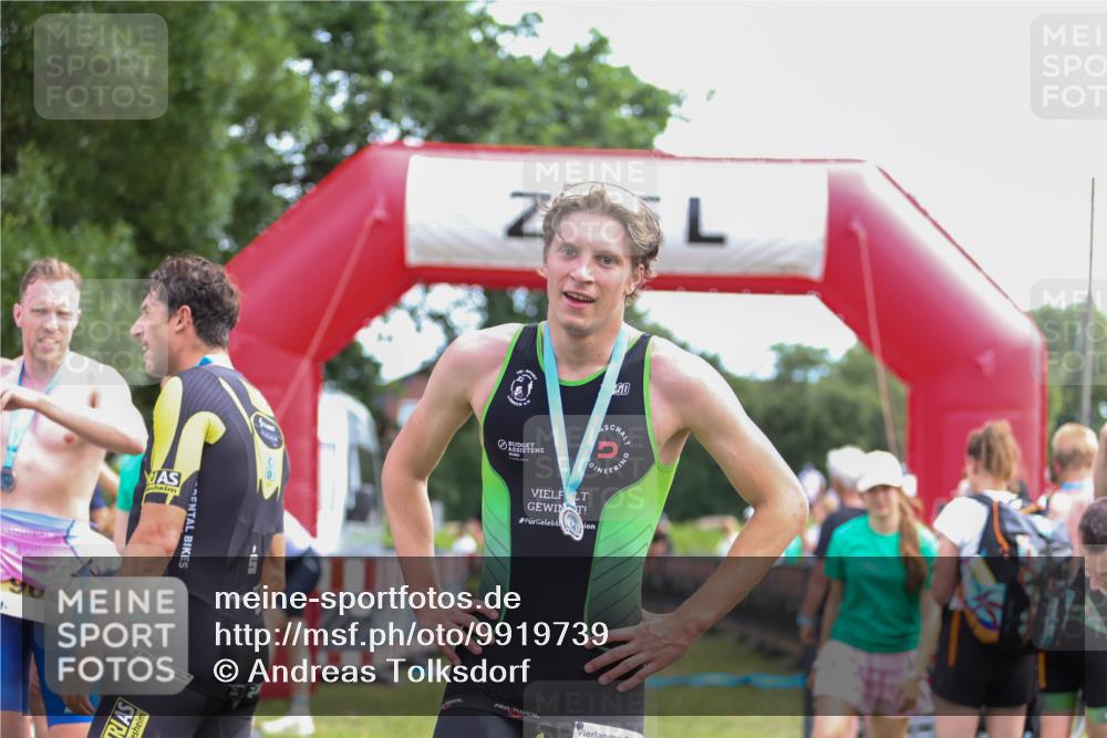 21.06.2026 - 29. Vierlanden-Triathlon Andreas Tolksdorf http://msf.ph/oto/9919739 21.06.2026 12:55:52 Ziel 818, 928 meine-sportfotos.de