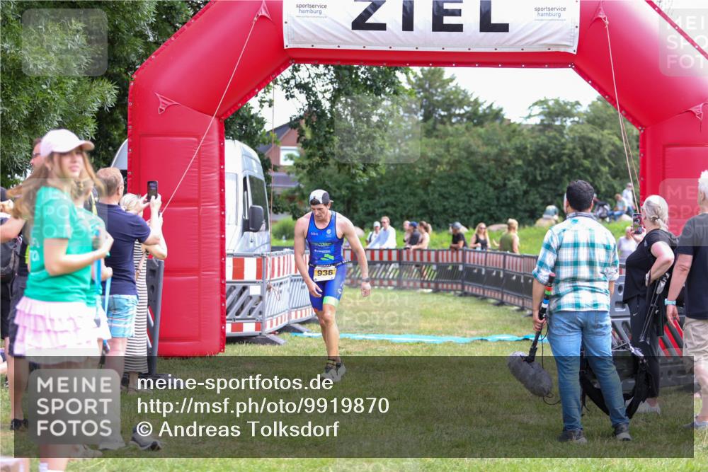 21.06.2026 - 29. Vierlanden-Triathlon Andreas Tolksdorf http://msf.ph/oto/9919870 21.06.2026 12:58:53 Ziel 936, 947 meine-sportfotos.de