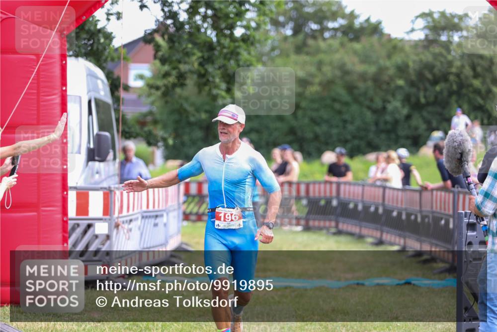 21.06.2026 - 29. Vierlanden-Triathlon Andreas Tolksdorf http://msf.ph/oto/9919895 21.06.2026 12:59:11 Ziel 181, 196 meine-sportfotos.de