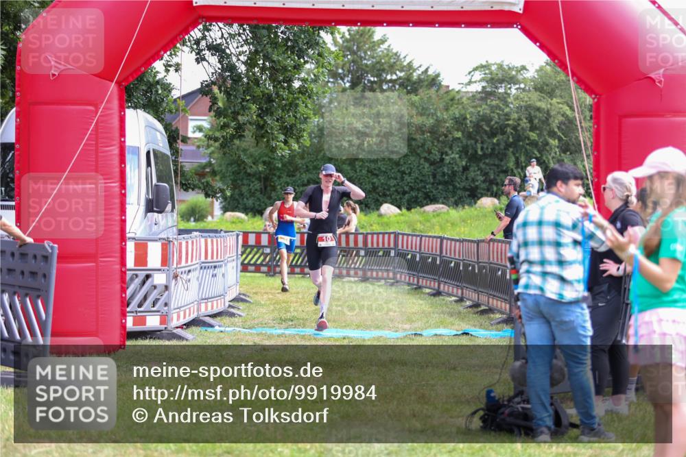 21.06.2026 - 29. Vierlanden-Triathlon Andreas Tolksdorf http://msf.ph/oto/9919984 21.06.2026 13:01:16 Ziel 10, 961 meine-sportfotos.de