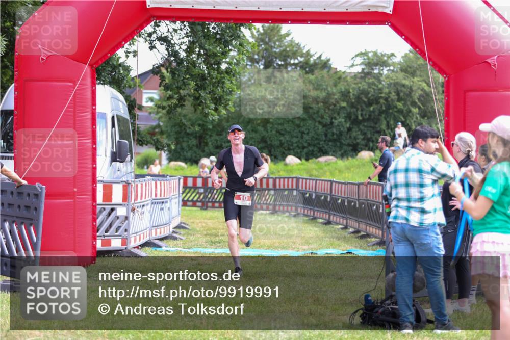 21.06.2026 - 29. Vierlanden-Triathlon Andreas Tolksdorf http://msf.ph/oto/9919991 21.06.2026 13:01:17 Ziel 10, 934, 961 meine-sportfotos.de