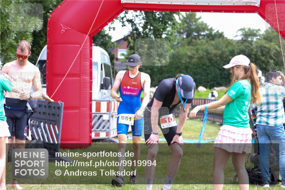 21.06.2026 - 29. Vierlanden-Triathlon Andreas Tolksdorf http://msf.ph/oto/9919994 21.06.2026 13:01:21 Ziel 10, 934, 961 meine-sportfotos.de