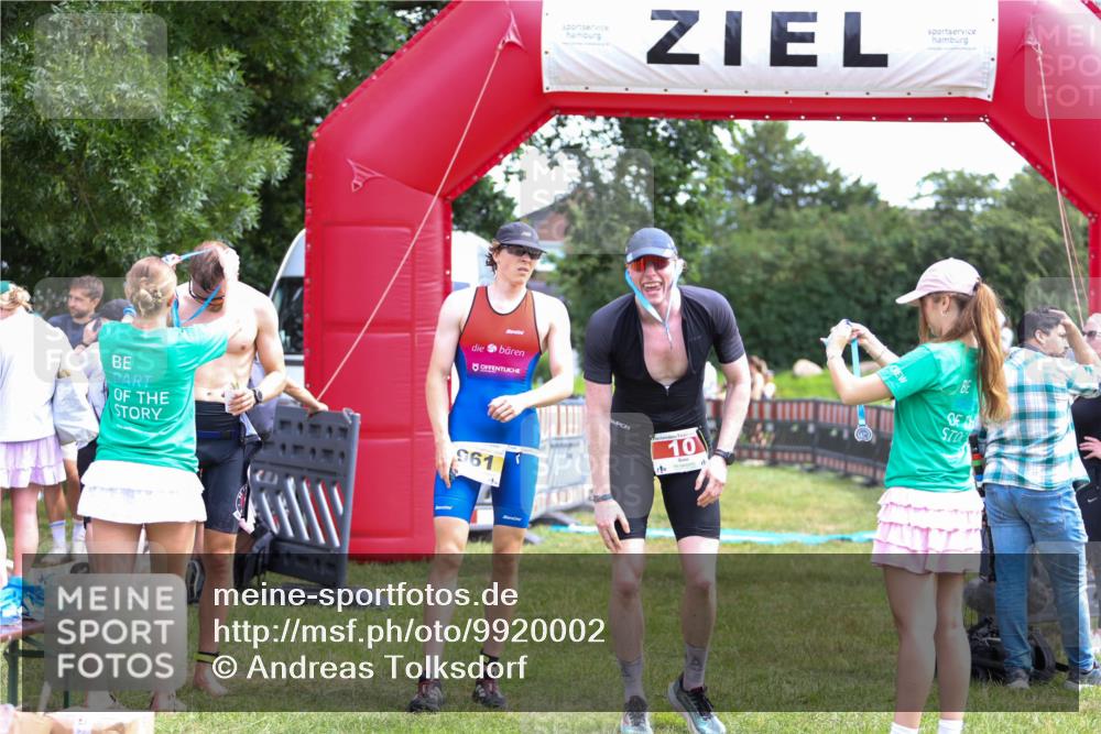 21.06.2026 - 29. Vierlanden-Triathlon Andreas Tolksdorf http://msf.ph/oto/9920002 21.06.2026 13:01:23 Ziel 934, 961 meine-sportfotos.de