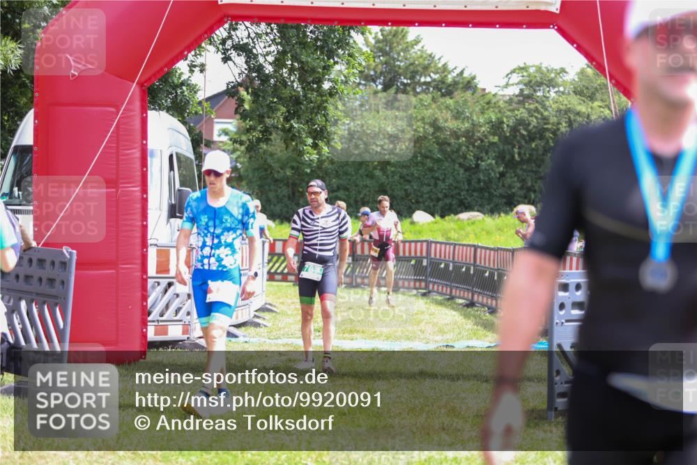 21.06.2026 - 29. Vierlanden-Triathlon Andreas Tolksdorf http://msf.ph/oto/9920091 21.06.2026 13:03:32 Ziel 139, 199, 728, 787, 979 meine-sportfotos.de