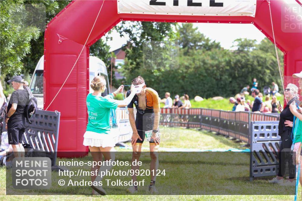 21.06.2026 - 29. Vierlanden-Triathlon Andreas Tolksdorf http://msf.ph/oto/9920124 21.06.2026 13:04:35 Ziel  meine-sportfotos.de