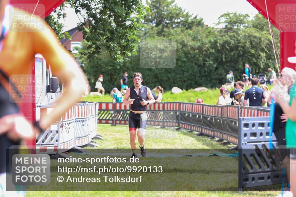 21.06.2026 - 29. Vierlanden-Triathlon Andreas Tolksdorf http://msf.ph/oto/9920133 21.06.2026 13:04:49 Ziel 682 meine-sportfotos.de