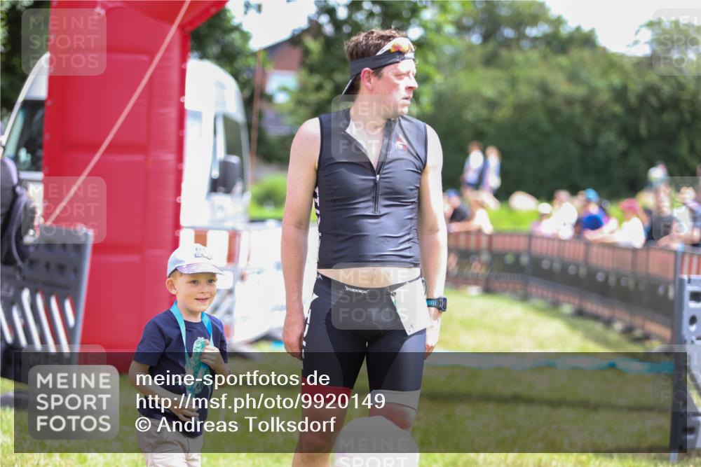 21.06.2026 - 29. Vierlanden-Triathlon Andreas Tolksdorf http://msf.ph/oto/9920149 21.06.2026 13:05:20 Ziel  meine-sportfotos.de