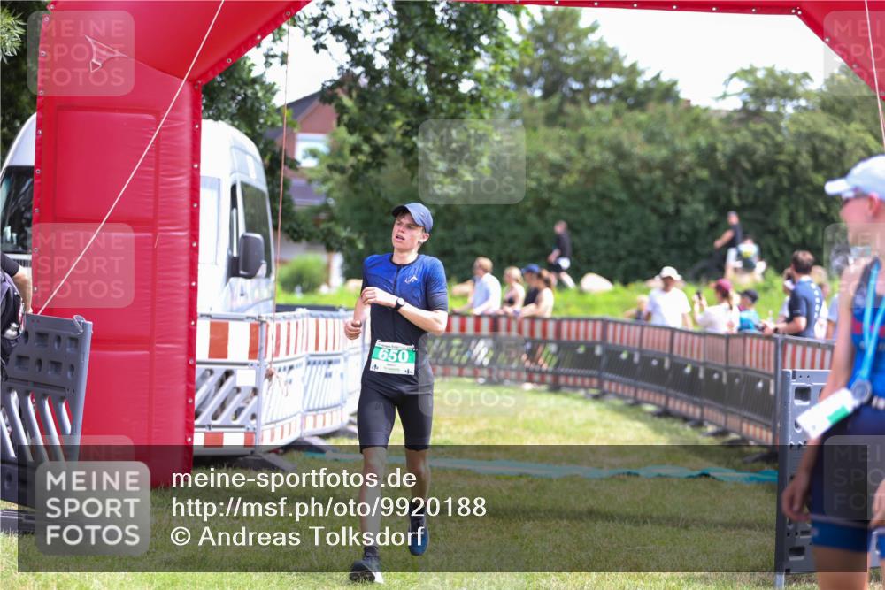 21.06.2026 - 29. Vierlanden-Triathlon Andreas Tolksdorf http://msf.ph/oto/9920188 21.06.2026 13:06:23 Ziel 642, 650 meine-sportfotos.de