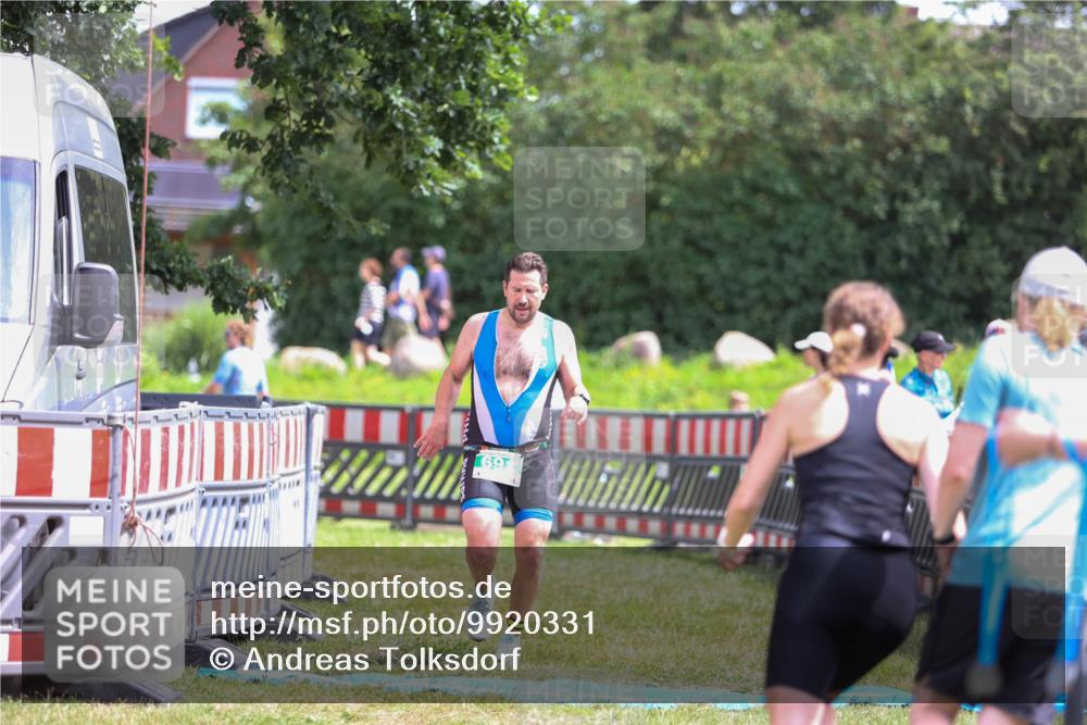 21.06.2026 - 29. Vierlanden-Triathlon Andreas Tolksdorf http://msf.ph/oto/9920331 21.06.2026 13:09:37 Ziel 691 meine-sportfotos.de