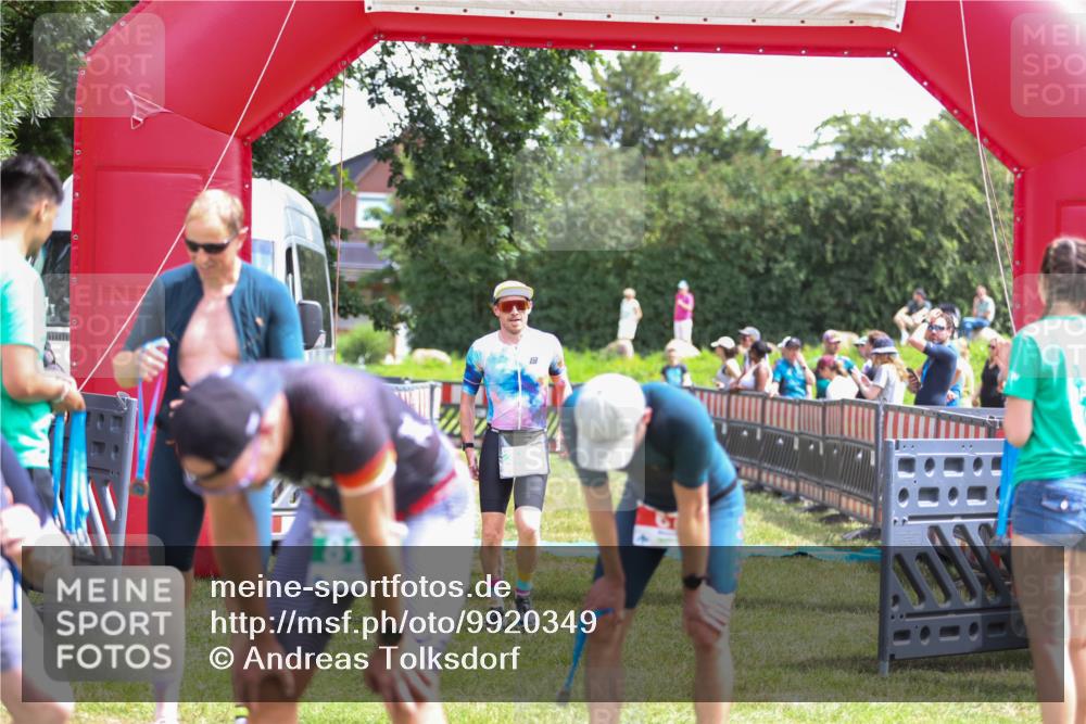 21.06.2026 - 29. Vierlanden-Triathlon Andreas Tolksdorf http://msf.ph/oto/9920349 21.06.2026 13:10:18 Ziel 703, 805 meine-sportfotos.de