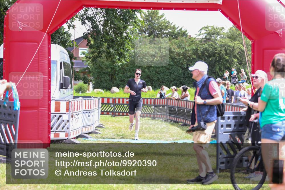 21.06.2026 - 29. Vierlanden-Triathlon Andreas Tolksdorf http://msf.ph/oto/9920390 21.06.2026 13:11:55 Ziel 745 meine-sportfotos.de