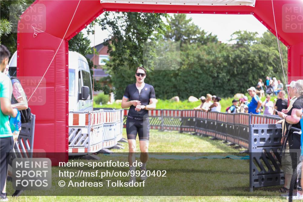 21.06.2026 - 29. Vierlanden-Triathlon Andreas Tolksdorf http://msf.ph/oto/9920402 21.06.2026 13:11:58 Ziel 745 meine-sportfotos.de