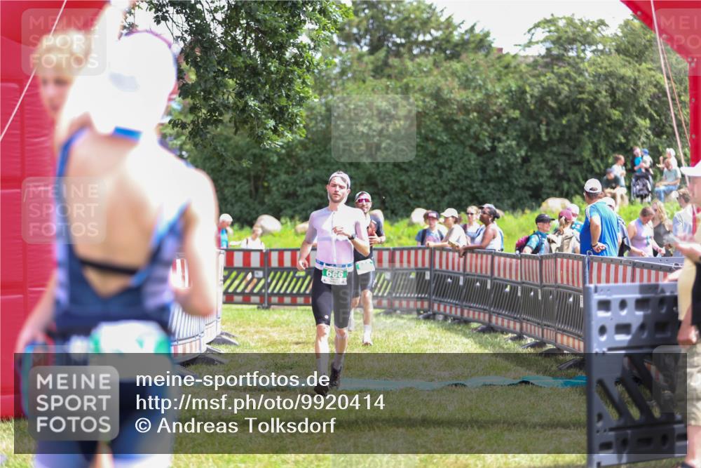 21.06.2026 - 29. Vierlanden-Triathlon Andreas Tolksdorf http://msf.ph/oto/9920414 21.06.2026 13:12:12 Ziel 660, 666 meine-sportfotos.de