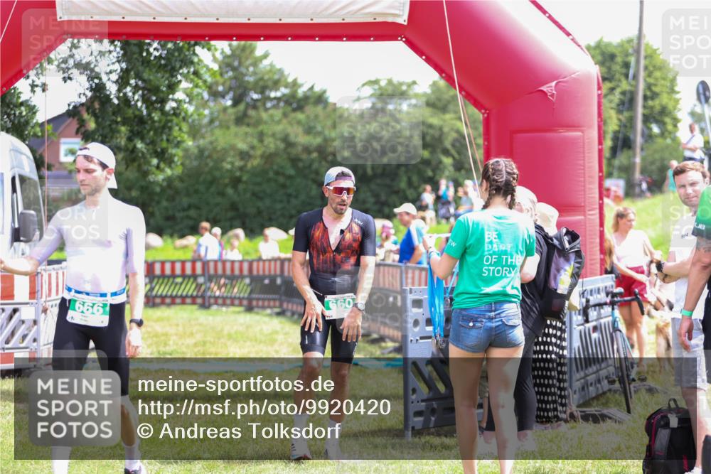 21.06.2026 - 29. Vierlanden-Triathlon Andreas Tolksdorf http://msf.ph/oto/9920420 21.06.2026 13:12:20 Ziel 660 meine-sportfotos.de
