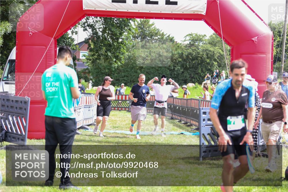 21.06.2026 - 29. Vierlanden-Triathlon Andreas Tolksdorf http://msf.ph/oto/9920468 21.06.2026 13:13:41 Ziel 290 meine-sportfotos.de