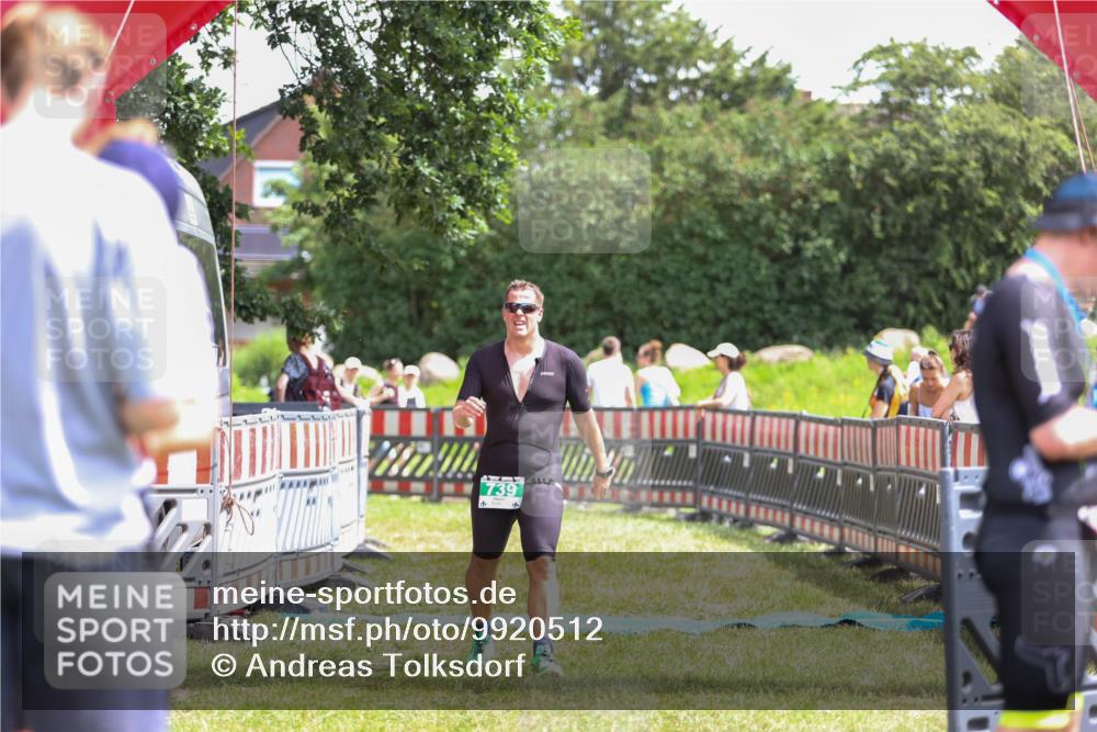 21.06.2026 - 29. Vierlanden-Triathlon Andreas Tolksdorf http://msf.ph/oto/9920512 21.06.2026 13:14:50 Ziel 739 meine-sportfotos.de