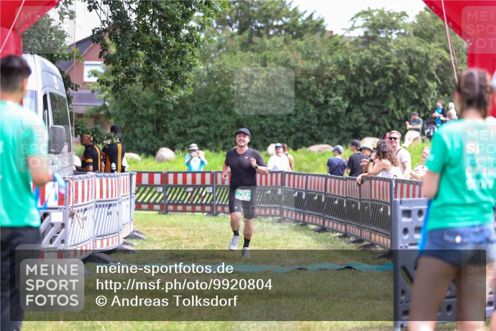 21.06.2026 - 29. Vierlanden-Triathlon Andreas Tolksdorf http://msf.ph/oto/9920804 21.06.2026 13:20:28 Ziel 709 meine-sportfotos.de