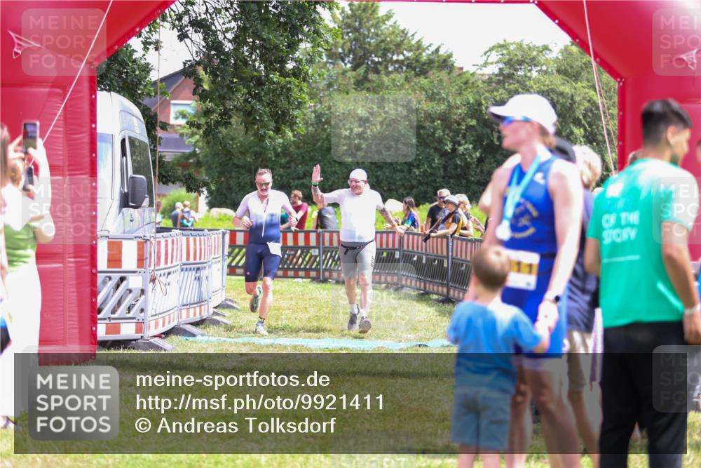 21.06.2026 - 29. Vierlanden-Triathlon Andreas Tolksdorf http://msf.ph/oto/9921411 21.06.2026 13:30:51 Ziel 887, 893 meine-sportfotos.de